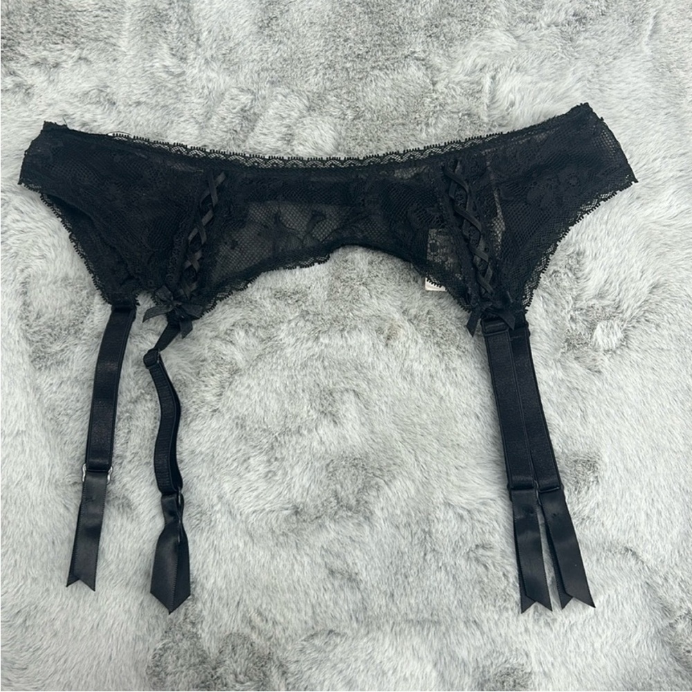 NWT Frederick’s Of Hollywood Lace Garter Belt M/L
